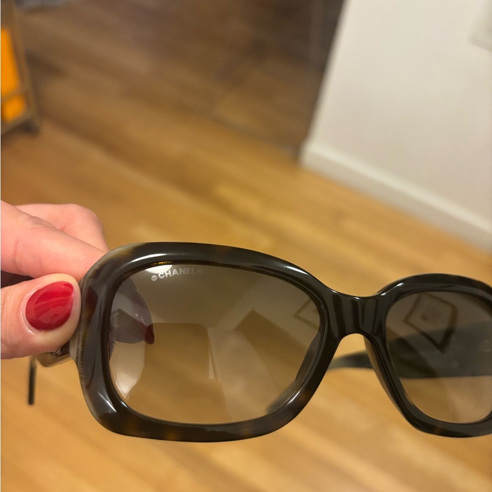 CHANEL Vintage Tortoise Shell Sunglasses - Picture 10 of 10